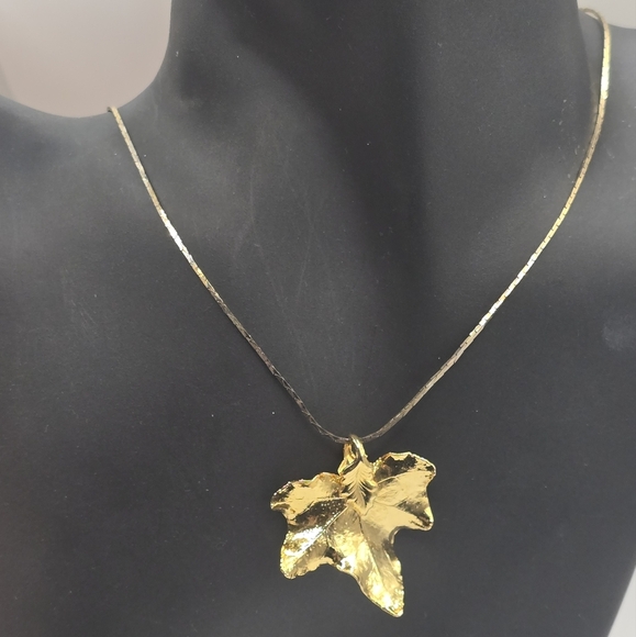 Vintage Dipped Gold Tone Leaf Pendant Necklace Gold Chain Figural Floral Jewelry - Picture 1 of 4